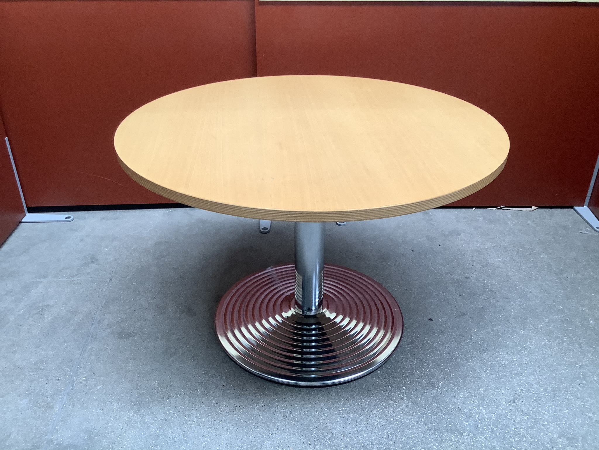 Besprechungstisch rund in Buche mit Silbergestell 110x110x73cm