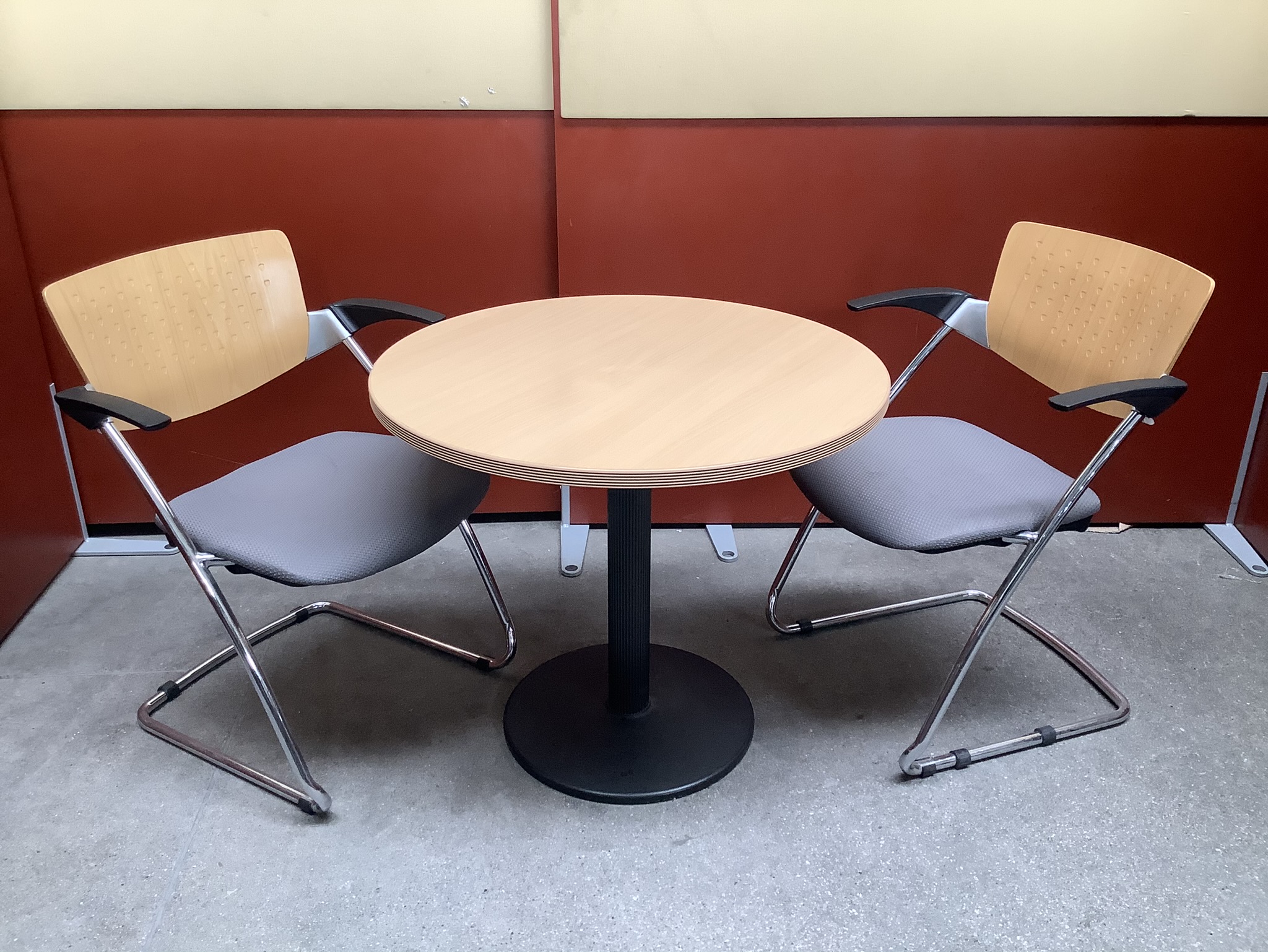 Besprechungstisch rund Eiche mit schwarzem Gestell 80x80x 68cm Höhe