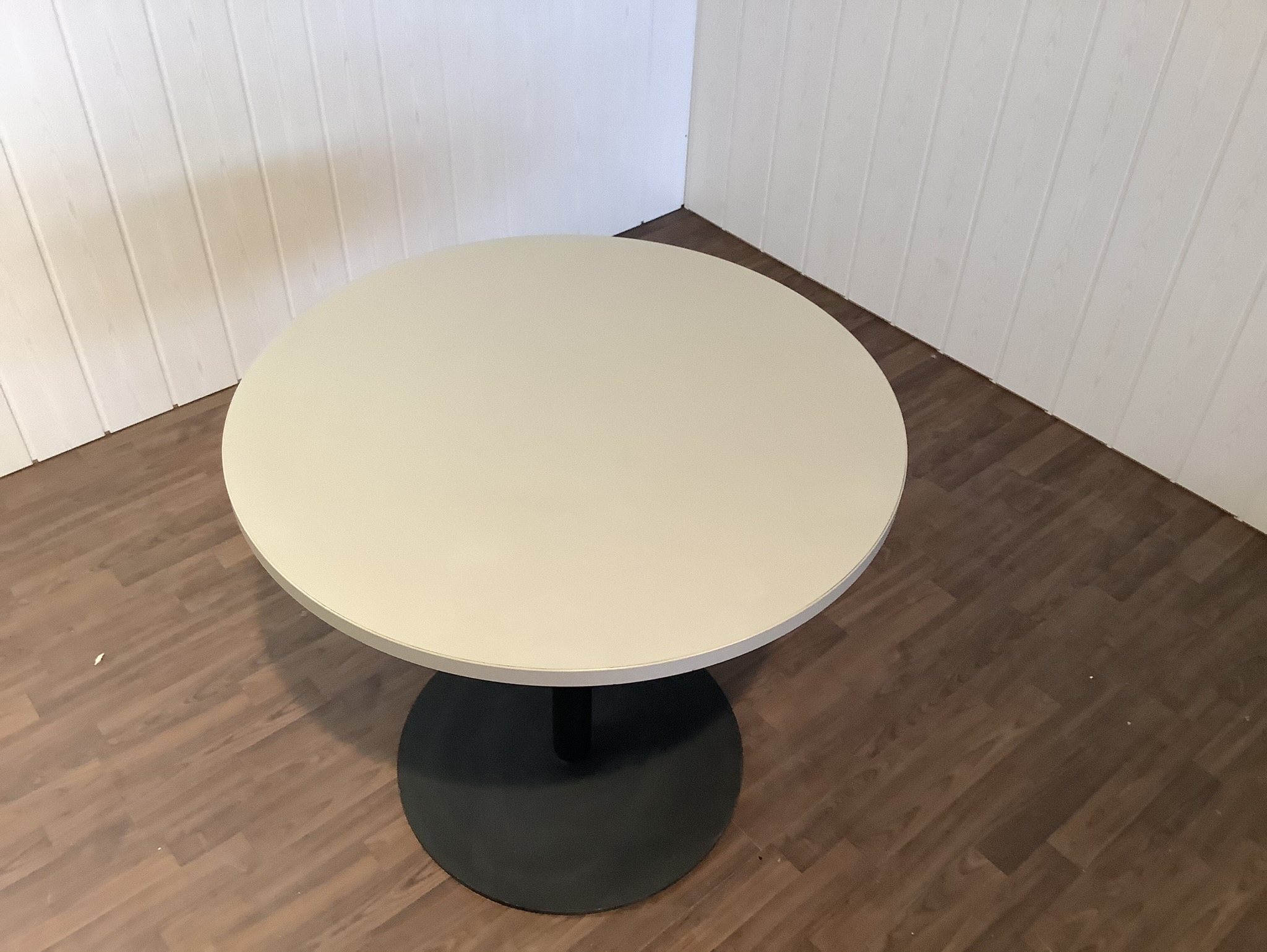 Runder Besprechungstisch hellgrau schwarzes Gestell 80 x80 x71 cm Höhe