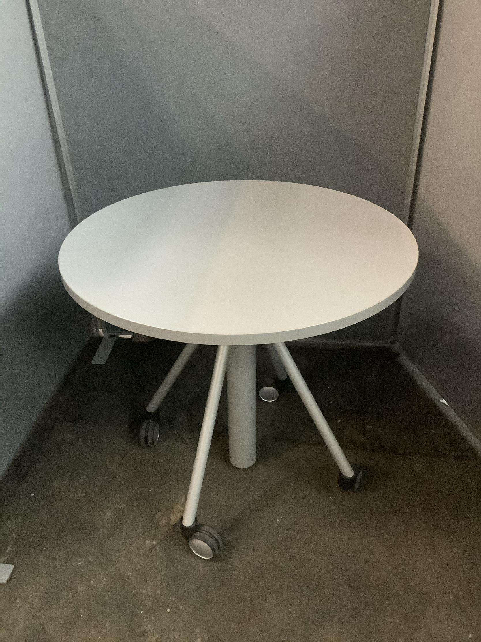 Mobiler Teleskoptisch in Lichtgrau höhenverstellbar von 73 cm auf 112 cm