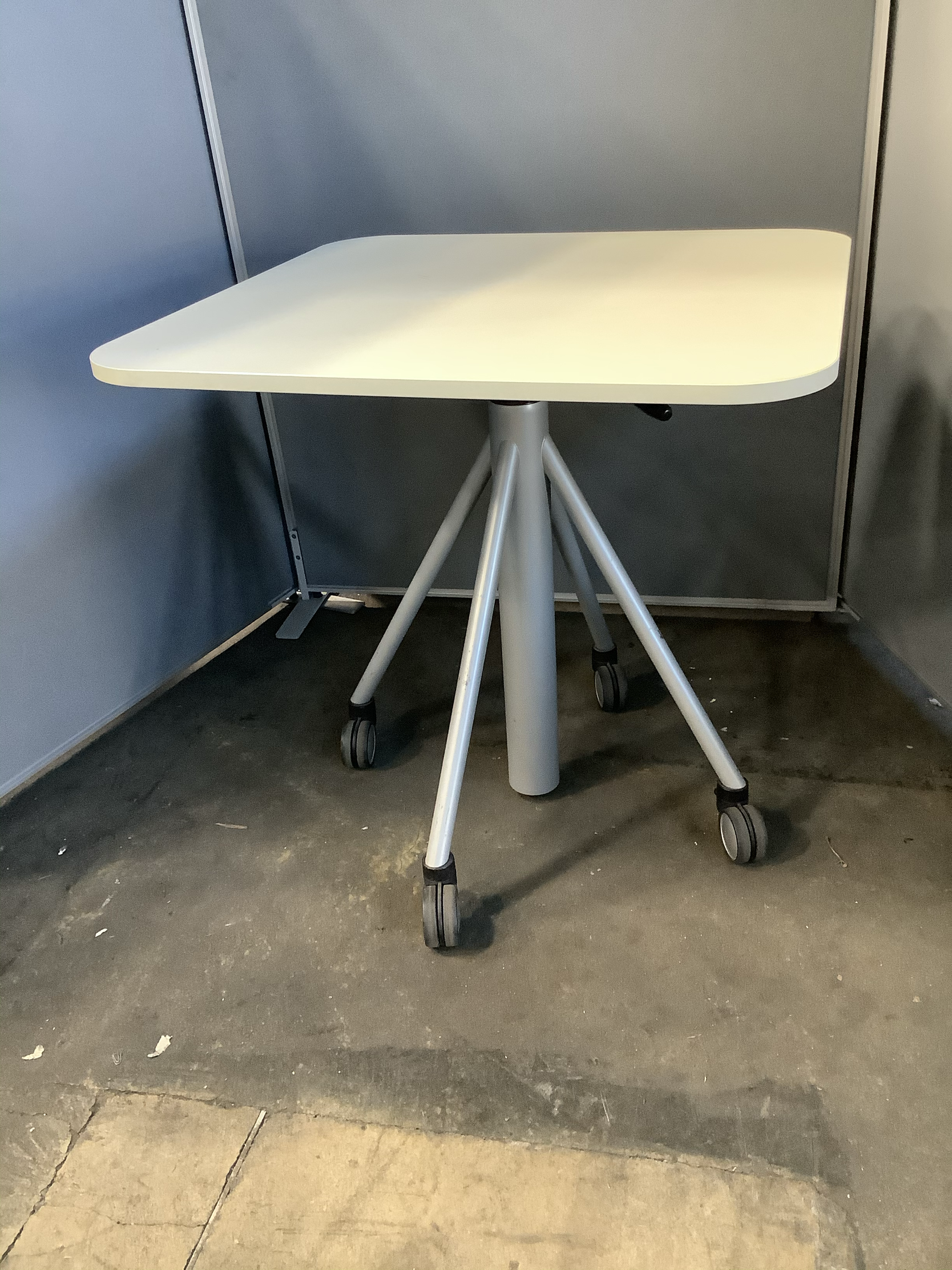 Mobiler Teleskoptisch Weiß 80 x 80 cm höhenverstellbar von 70 cm auf 111 cm 