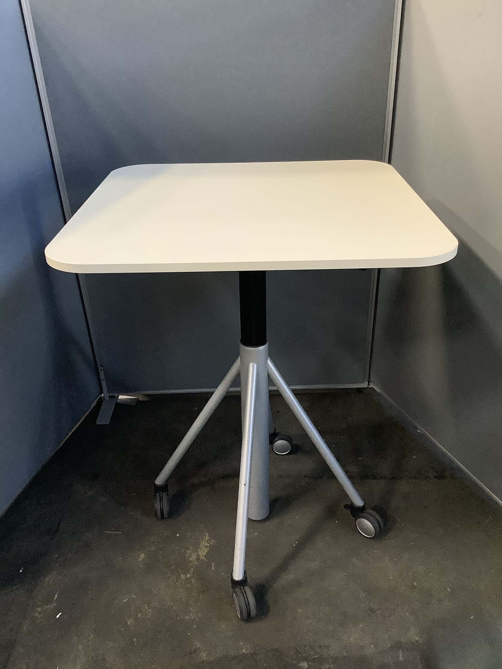 Mobiler Teleskoptisch in Lichtgrau höhenverstellbar von 73 cm auf 112 cm 