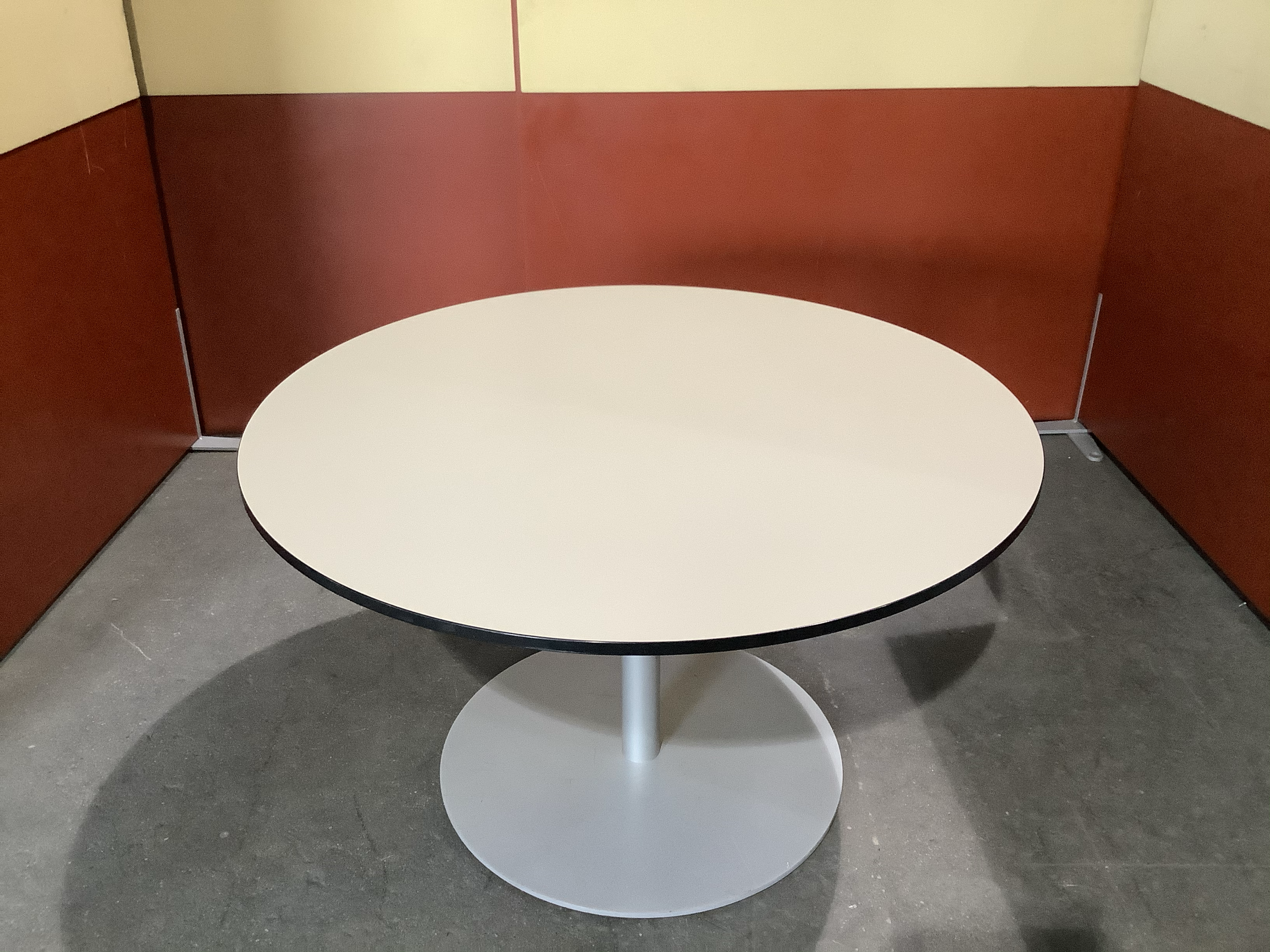 Runder Besprechungstisch Bene in Beige mit Silber Gestell 120 x 120 cm Höhe 72 cm