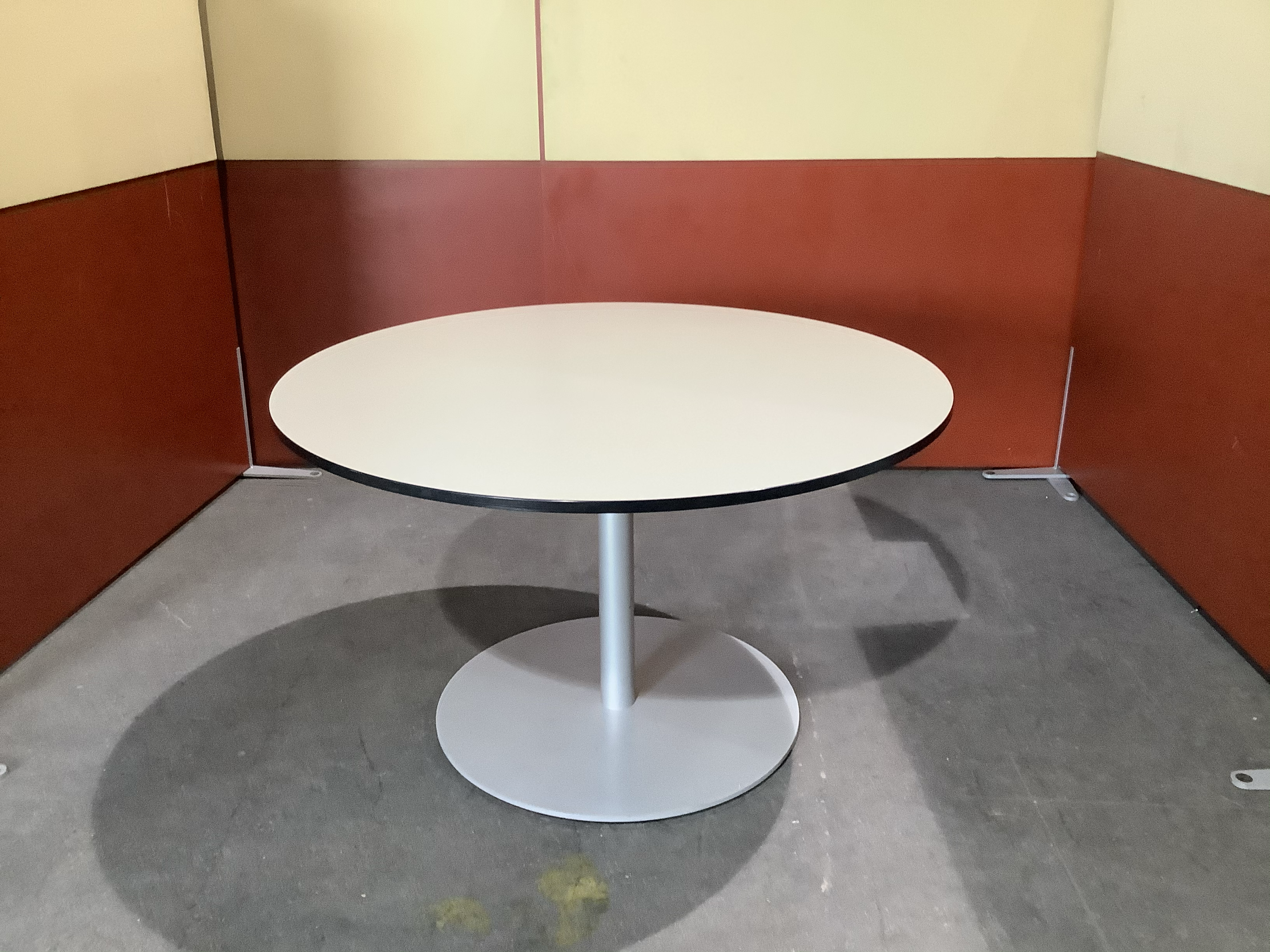Runder Besprechungstisch Bene in Beige mit Silber Gestell 120 x 120 cm Höhe 72 cm