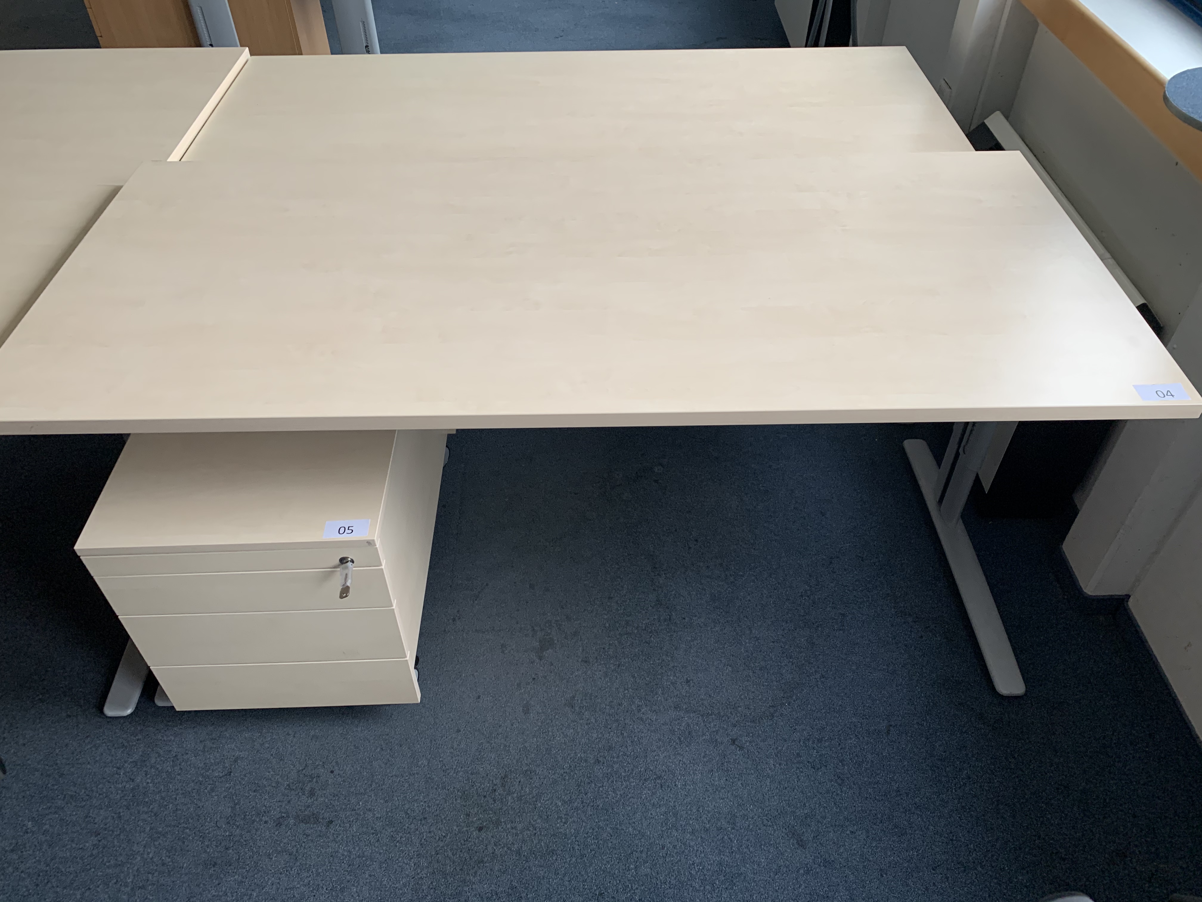 Schreibtische / bueromoebel-outlet.at