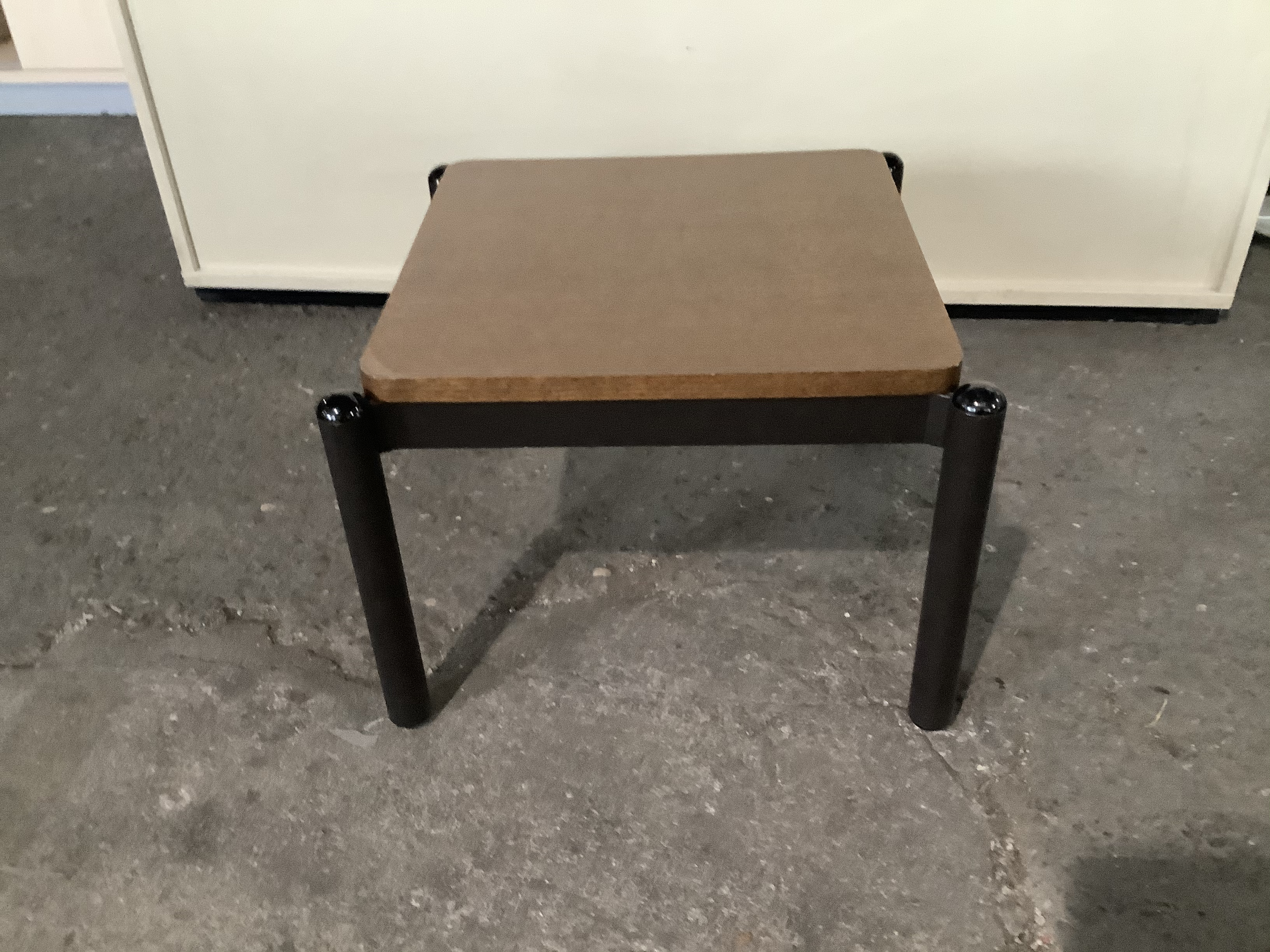 Beistelltisch mit Holzplatte 54 x 54 cm Höhe 39 cm / bueromoebel-outlet.at