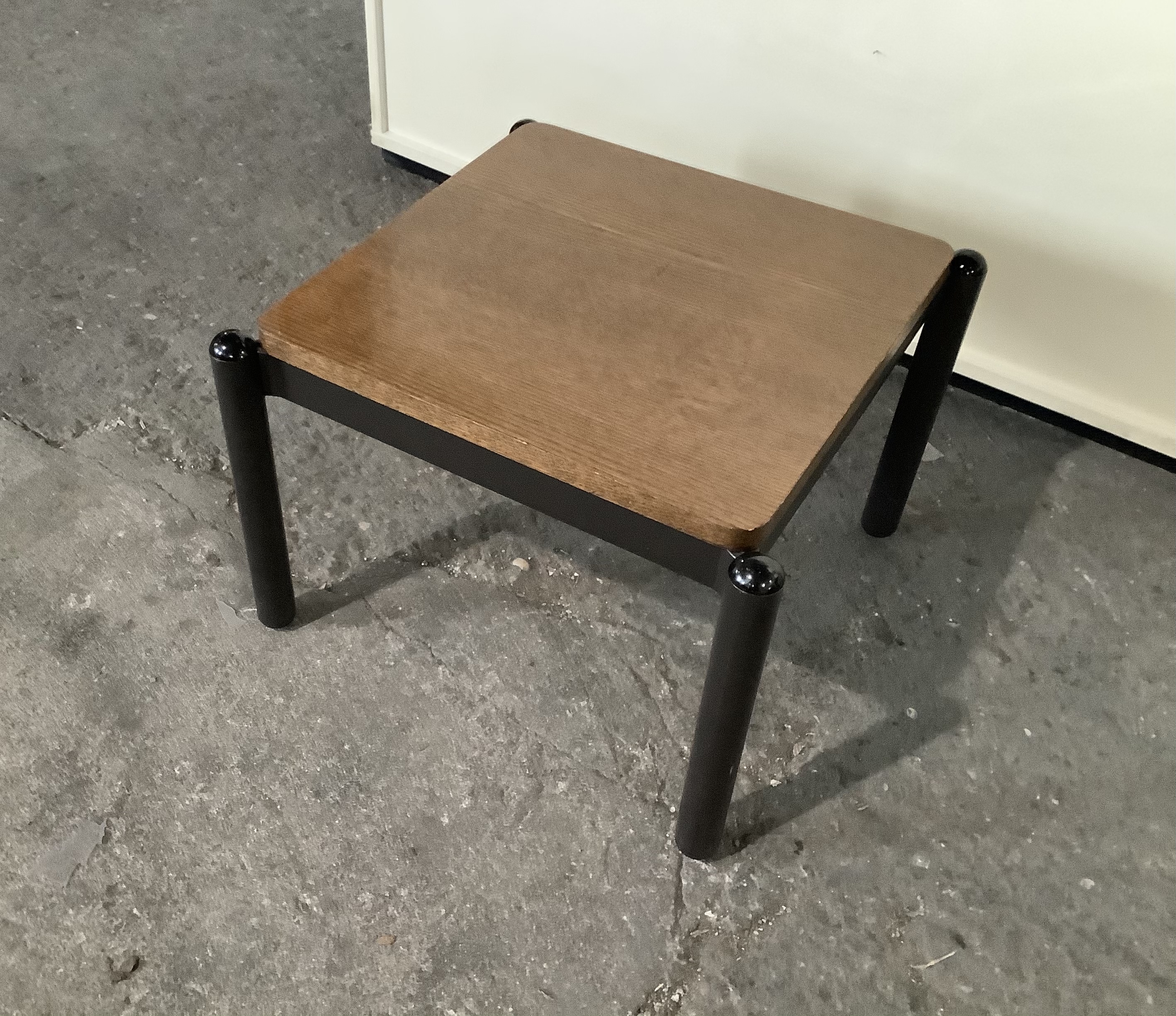 Beistelltisch mit Holzplatte 54 x 54 cm Höhe 39 cm / bueromoebel-outlet.at