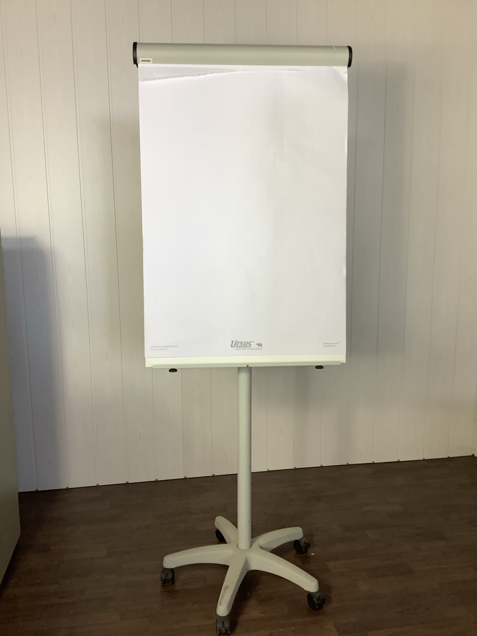FLIPCHART  magnethaftend, Ablageschale, Gestell hellgrau, 5 Rollen