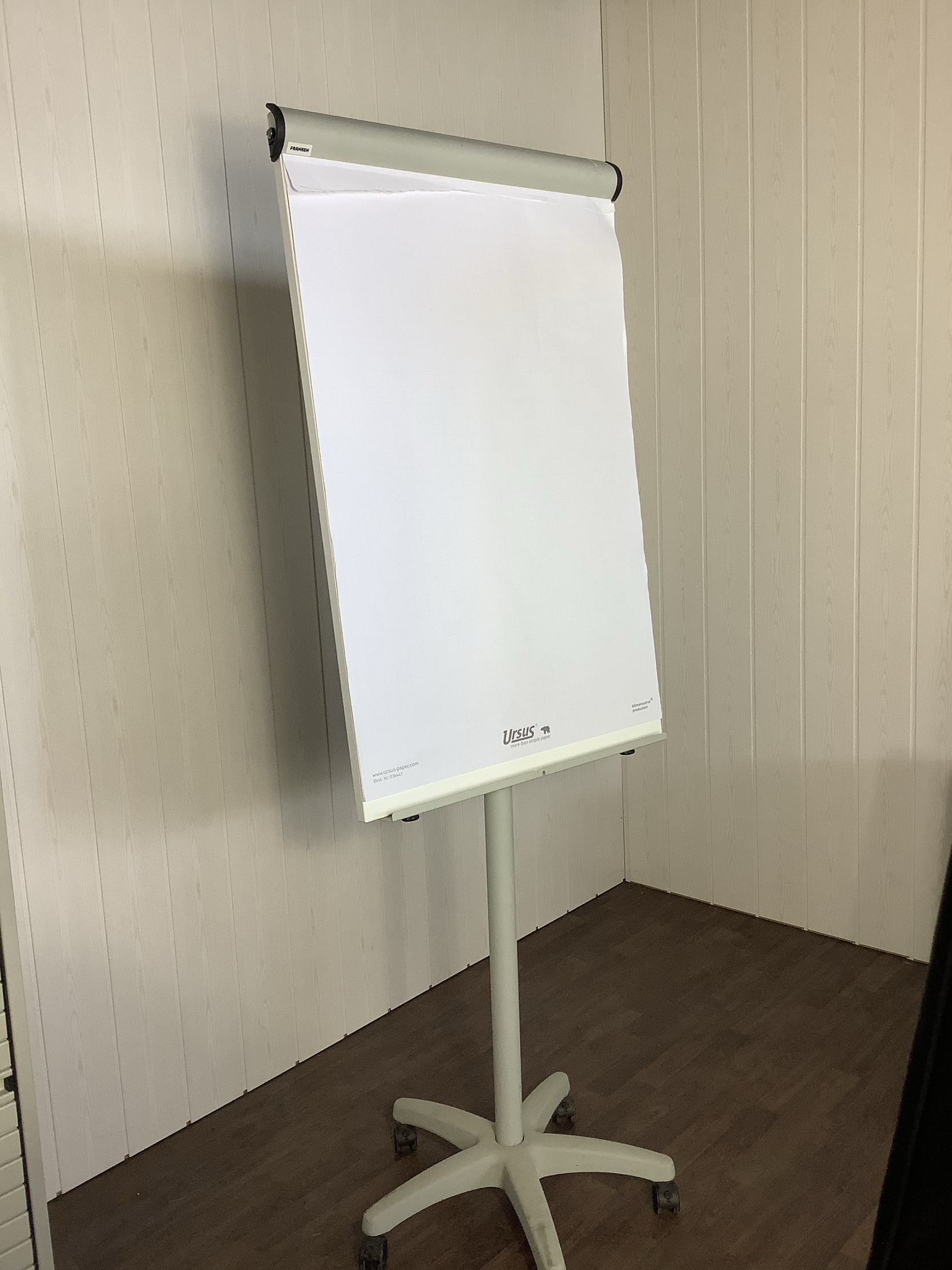 FLIPCHART   magnethaftend, Ablageschale, Gestell hellgrau, 5 Rollen